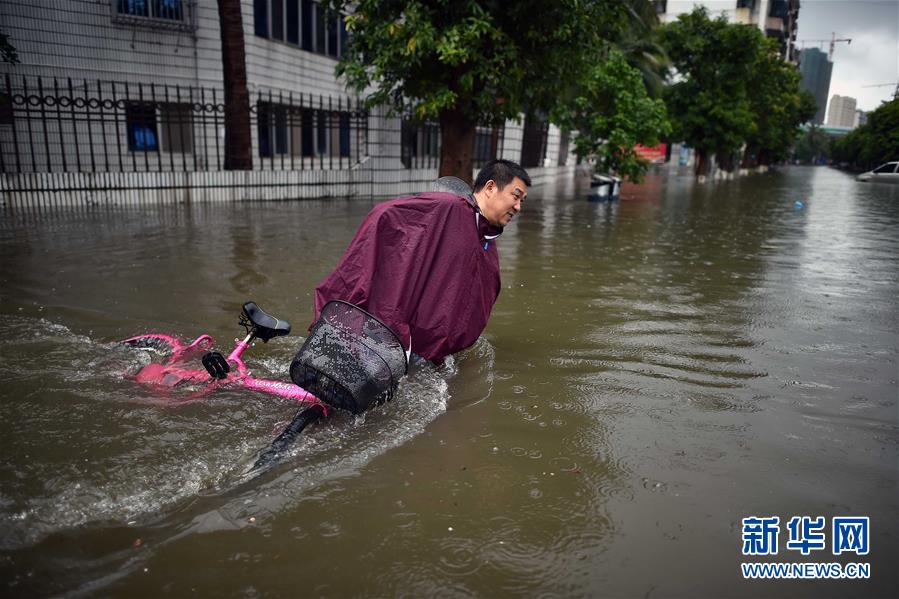 暴雨肆虐 海島成澤國