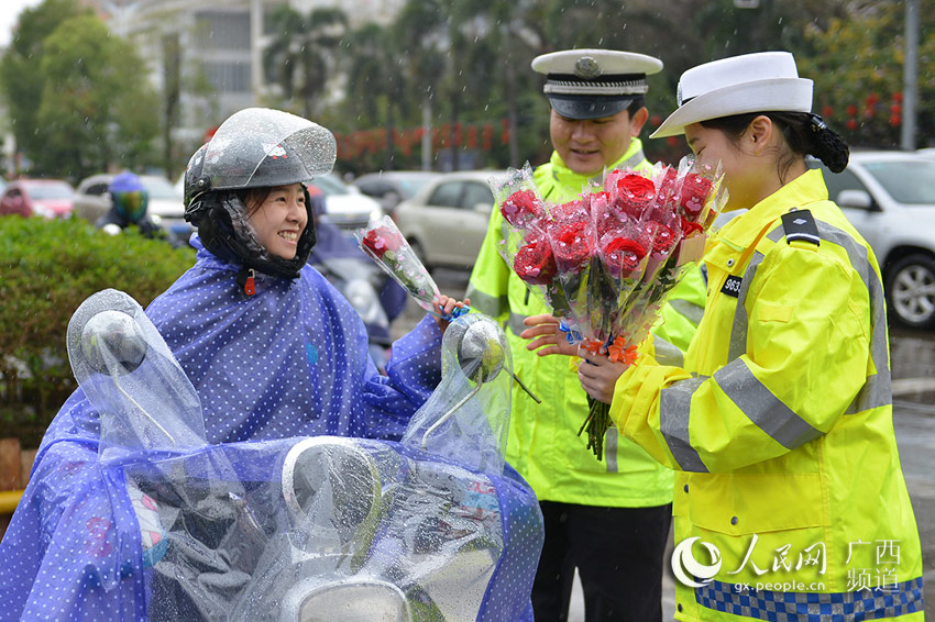 【焦點圖】（首頁標題）多名欽州女司機收到節日浪漫“罰單”（內容頁標題）三八婦女節：50名欽州女司機收到浪漫“罰單”