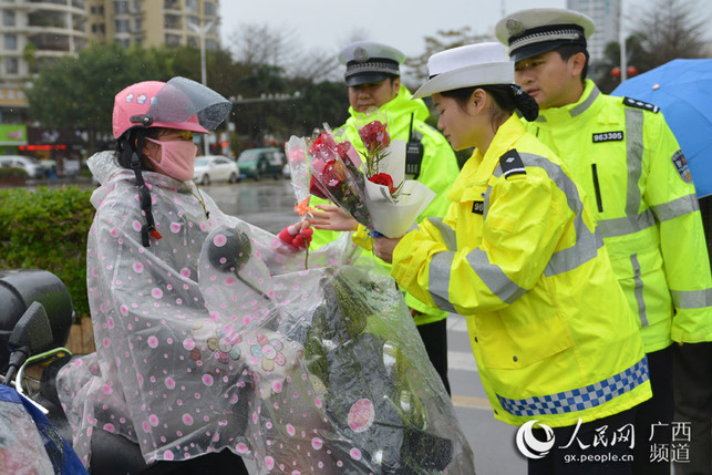 【焦點圖】（首頁標題）多名欽州女司機收到節日浪漫“罰單”（內容頁標題）三八婦女節：50名欽州女司機收到浪漫“罰單”