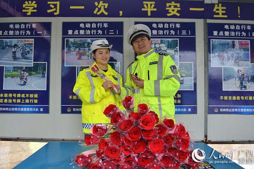 【焦點圖】（首頁標題）多名欽州女司機收到節日浪漫“罰單”（內容頁標題）三八婦女節：50名欽州女司機收到浪漫“罰單”