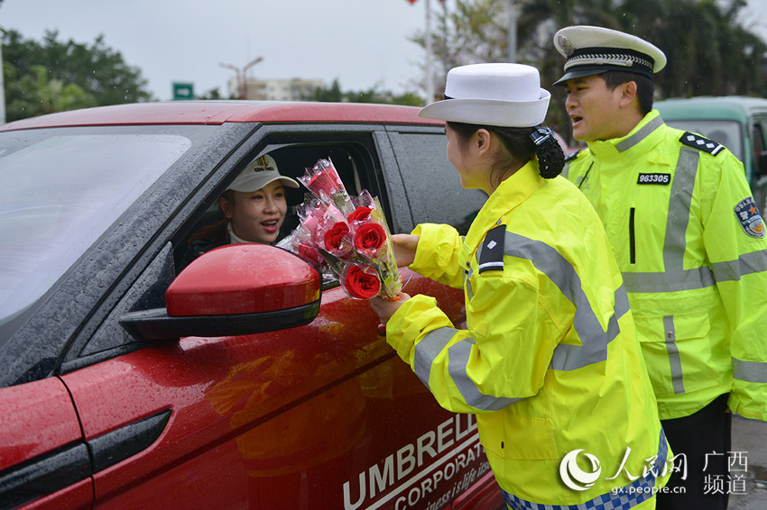 【焦點圖】（首頁標題）多名欽州女司機收到節日浪漫“罰單”（內容頁標題）三八婦女節：50名欽州女司機收到浪漫“罰單”