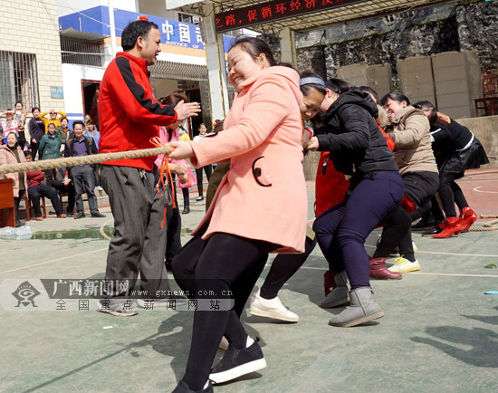 【八桂大地-柳州】（首頁標題）趣味競技慶“三八”婦女節（內容頁標題）趣味競技慶“三八”婦女節 基層婦女樂翻天(圖)