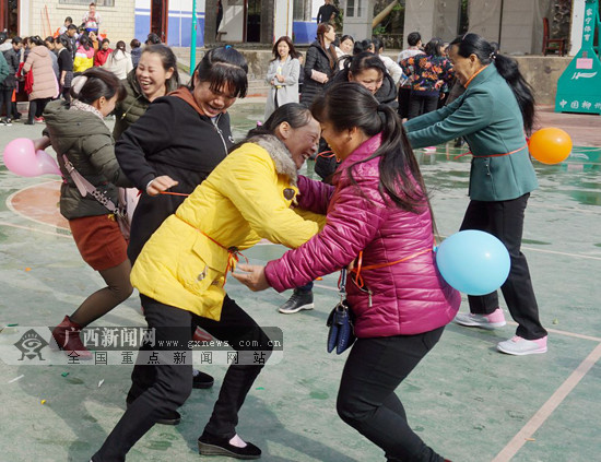 【八桂大地-柳州】（首頁標題）趣味競技慶“三八”婦女節（內容頁標題）趣味競技慶“三八”婦女節 基層婦女樂翻天(圖)