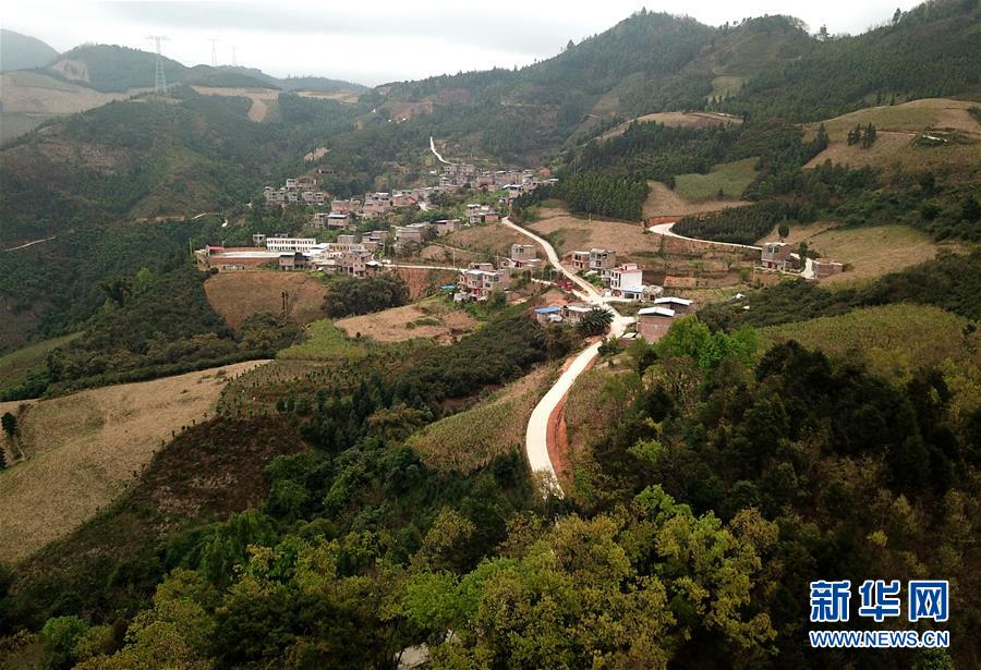 【八桂大地】【八桂大地-百色】築通進村水泥道 鋪就山鄉振興路