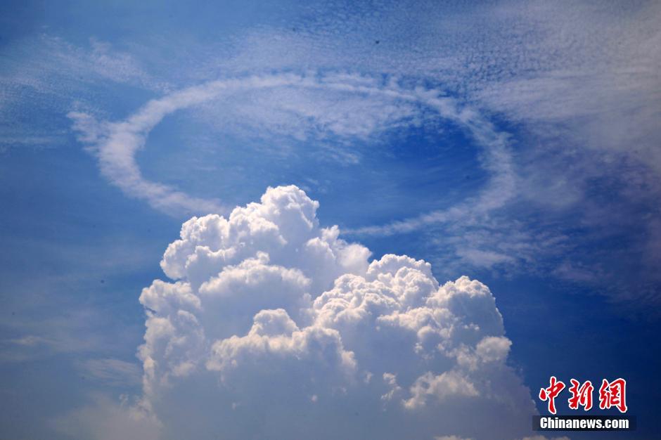 安徽銅陵上空現罕見“環狀雲”奇幻美景