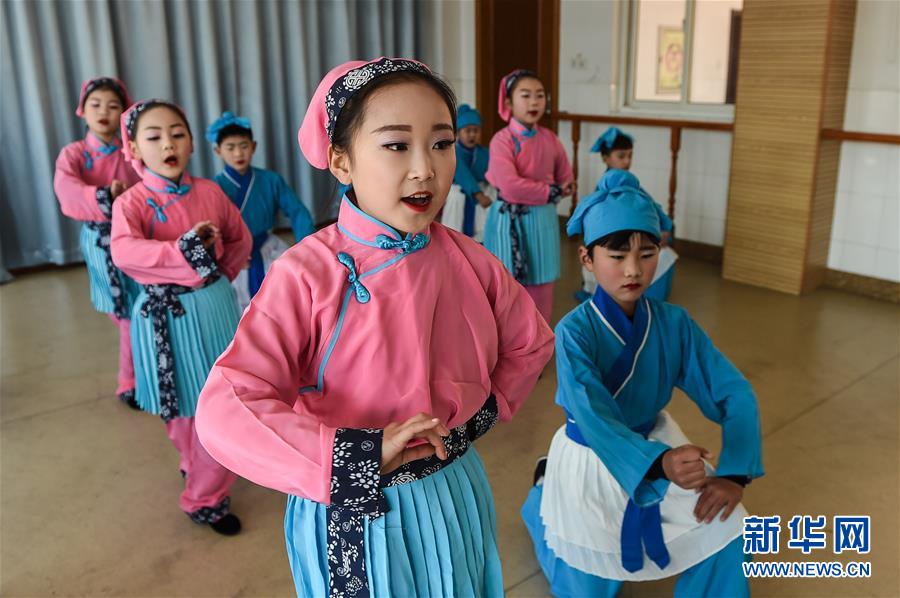 江蘇江陰：學校“小錫班”推動錫劇進校園