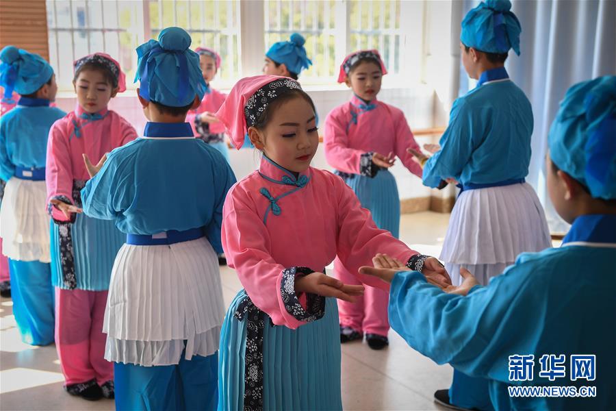 江蘇江陰：學校“小錫班”推動錫劇進校園