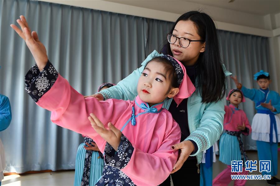 江蘇江陰：學校“小錫班”推動錫劇進校園