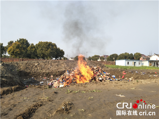 （供稿 平安江蘇列表 三吳大地泰州 移動版）姜堰警方集中銷毀千余箱假酒 保障群眾食品安全