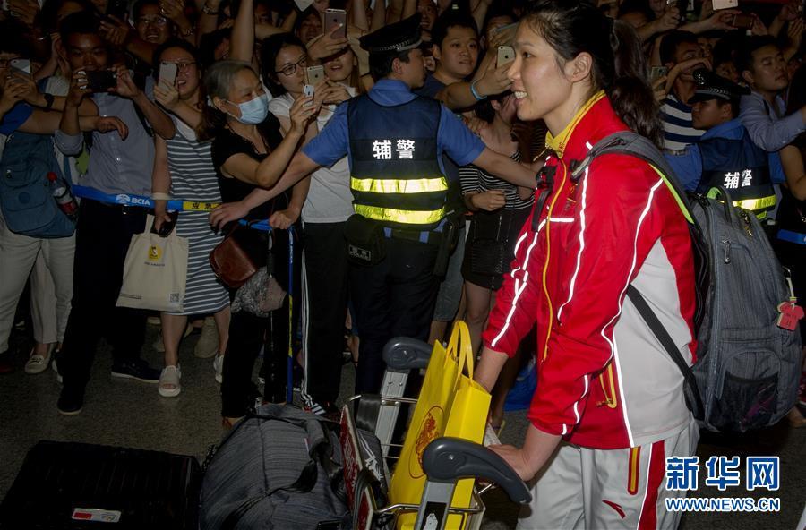 女排回國被上千粉絲包圍 郎平滿臉笑容與粉絲互動