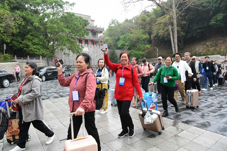 跨境旅遊陸續恢復 國內首批赴越遊客從友誼關出境_fororder_圖片1