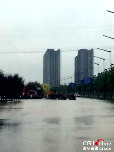 暴雨將咸陽樂育北路立交橋淹沒