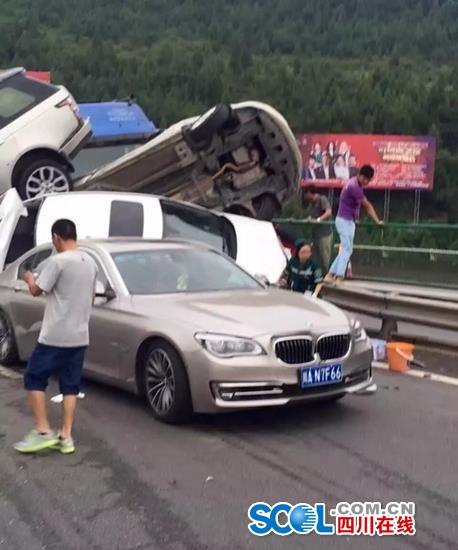 綿廣高速廣元段發生多車相撞事故 現場慘烈