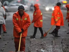 漫天飛雪，環衛工人一大早就開始忙活