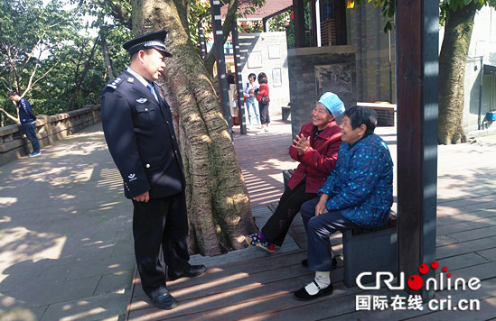 【CRI專稿 圖文】渝中民警高萬祿：工作好不好 百姓説了算