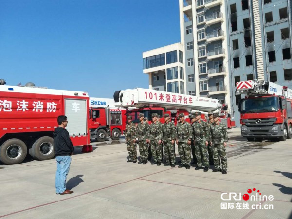 【已過審】【焦點圖】【八桂大地、八桂大地-南寧】【園區建設】【移動端】【南寧】全國稀有101米登高平臺消防車在南寧測試性能