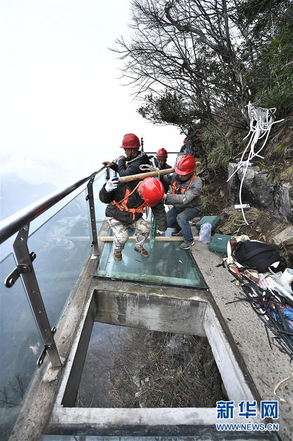 張家界天門山玻璃棧道更換玻璃