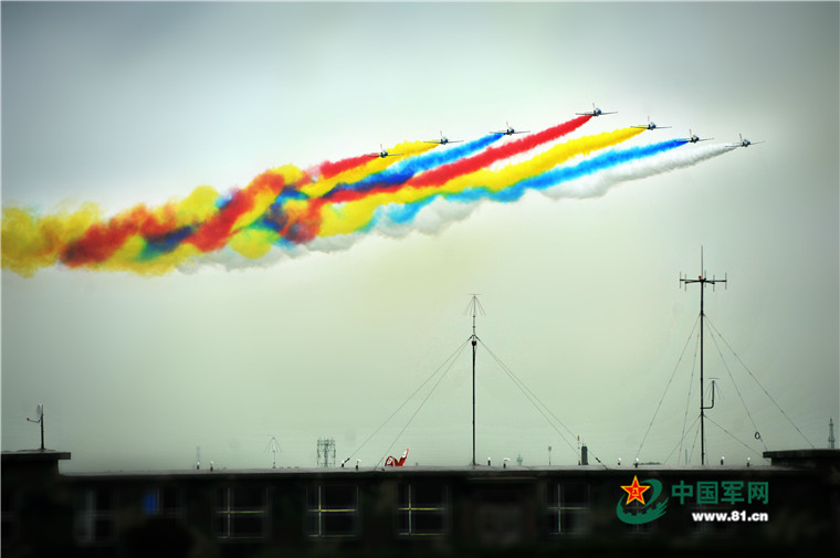 空軍“追夢空天”航空開放活動上演“速度與激情”