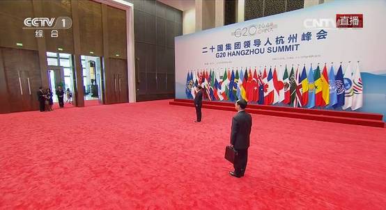 G20杭州峰會36位領導人大合影，為什麼站在最中間是這3位？