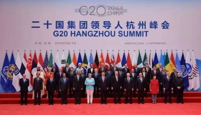 G20杭州峰會36位領導人大合影，為什麼站在最中間是這3位？