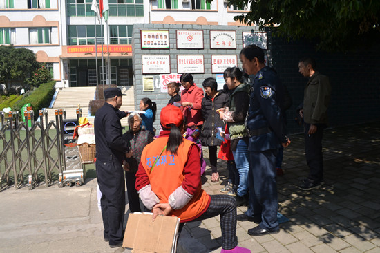 【法制安全】巴南民警進校園 校門口宣講法律安全知識