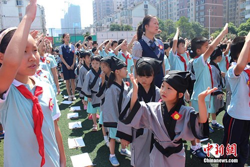 各地開學屢現倣古開筆禮被指並非中國傳統