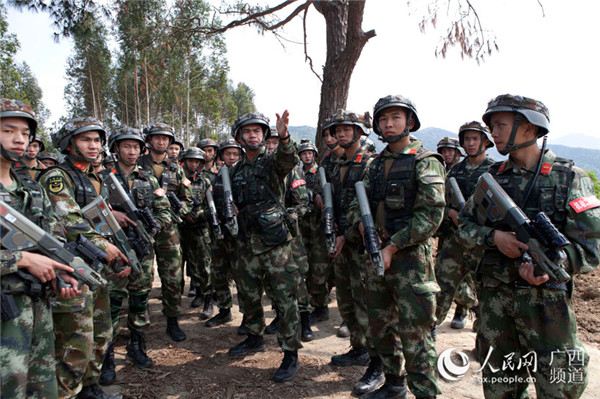 圖片默認標題_fororder_特戰隊員在進行實戰化山林地對抗訓練_副本