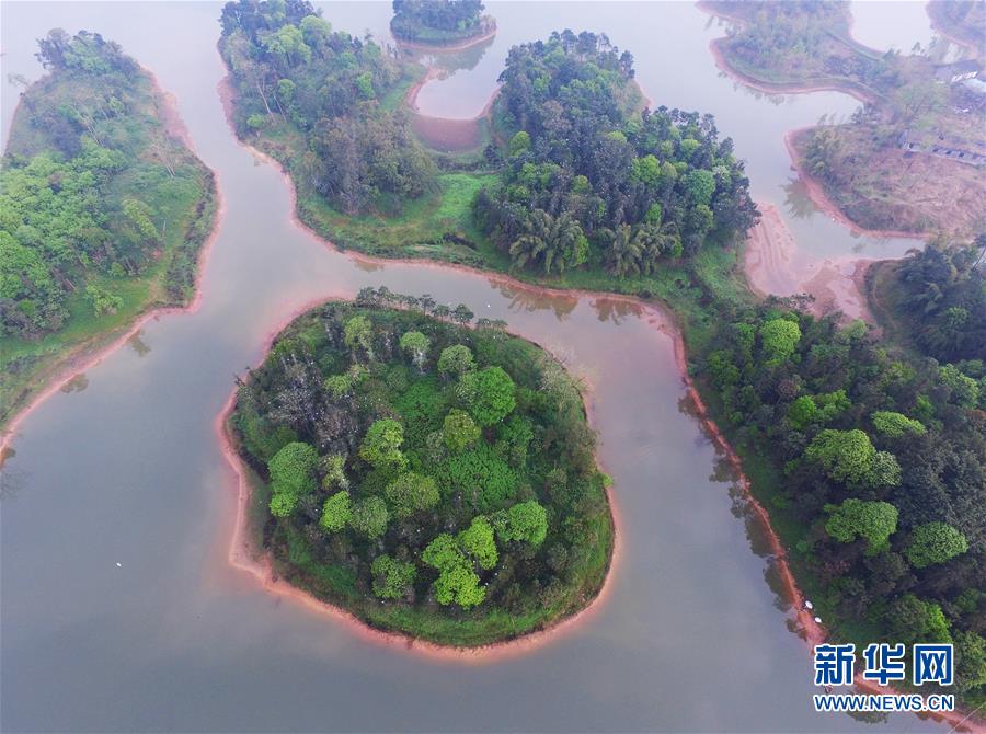 重慶大足：湖島相映景色秀