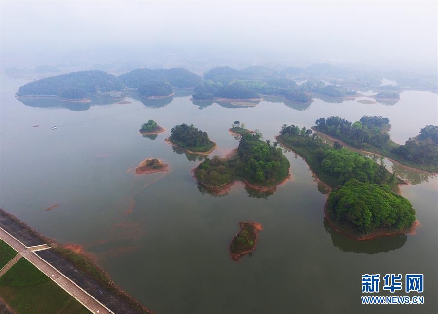 重慶大足：湖島相映景色秀