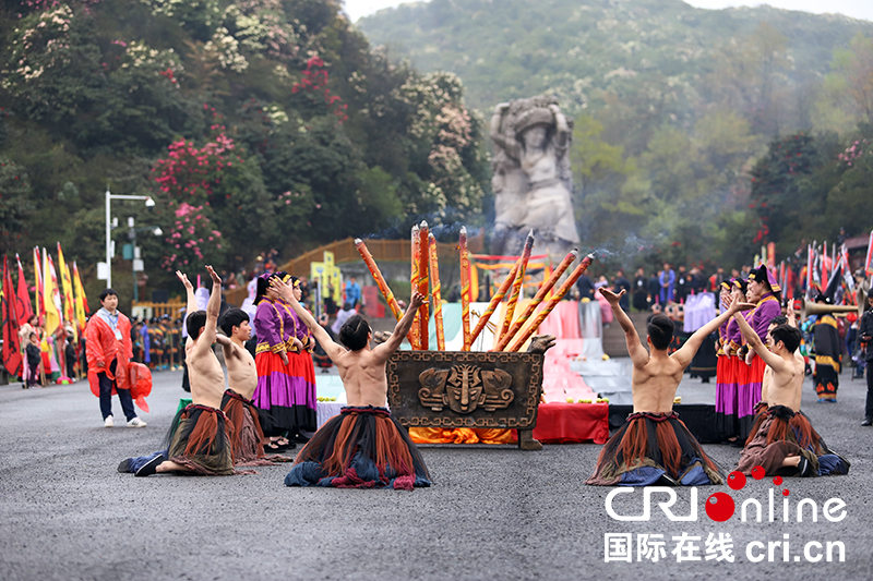 (已過審/焦點圖)貴州百里杜鵑舉行神秘的彝族“祭花神”儀式