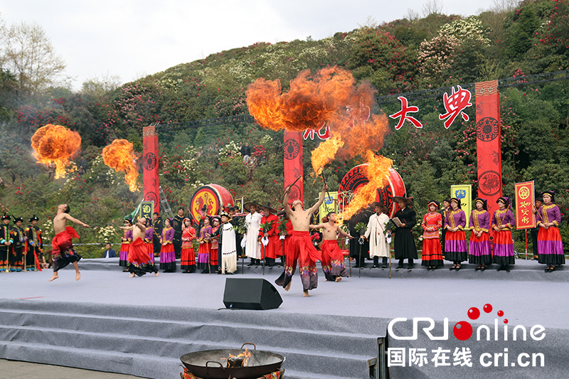 (已過審/焦點圖)貴州百里杜鵑舉行神秘的彝族“祭花神”儀式