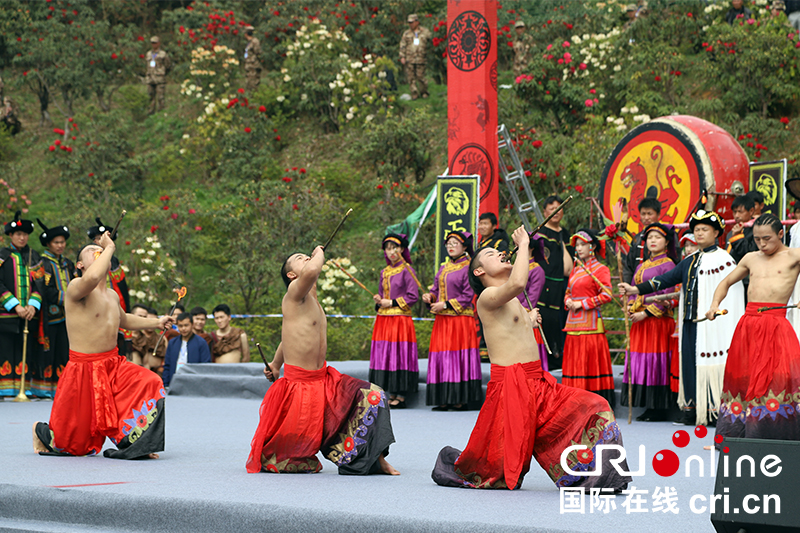 (已過審/焦點圖)貴州百里杜鵑舉行神秘的彝族“祭花神”儀式