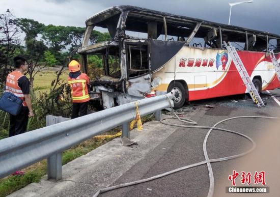 台灣遊覽車事故續：司機或縱火自殺並拒開門