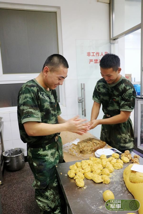 武警定制月餅你想吃一口麼？