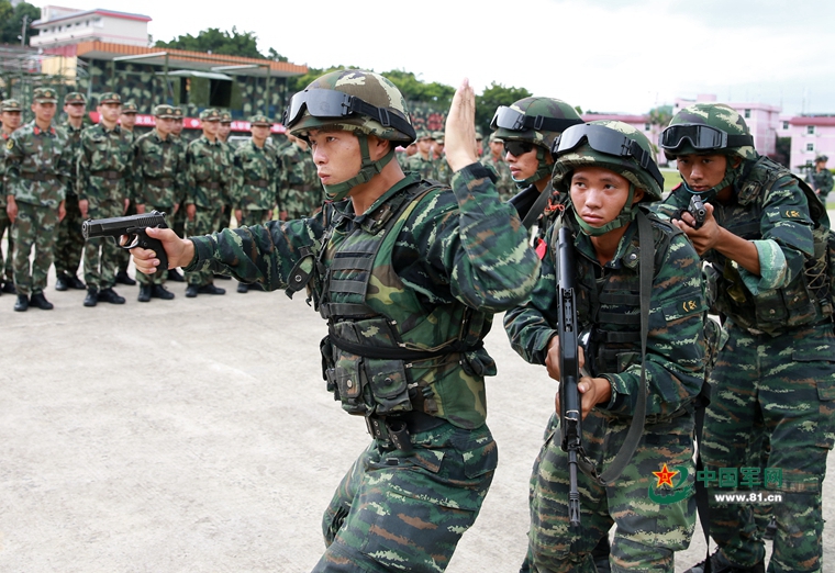 不一樣的軍旅生涯第一課：新兵觀看特戰小組戰術訓練