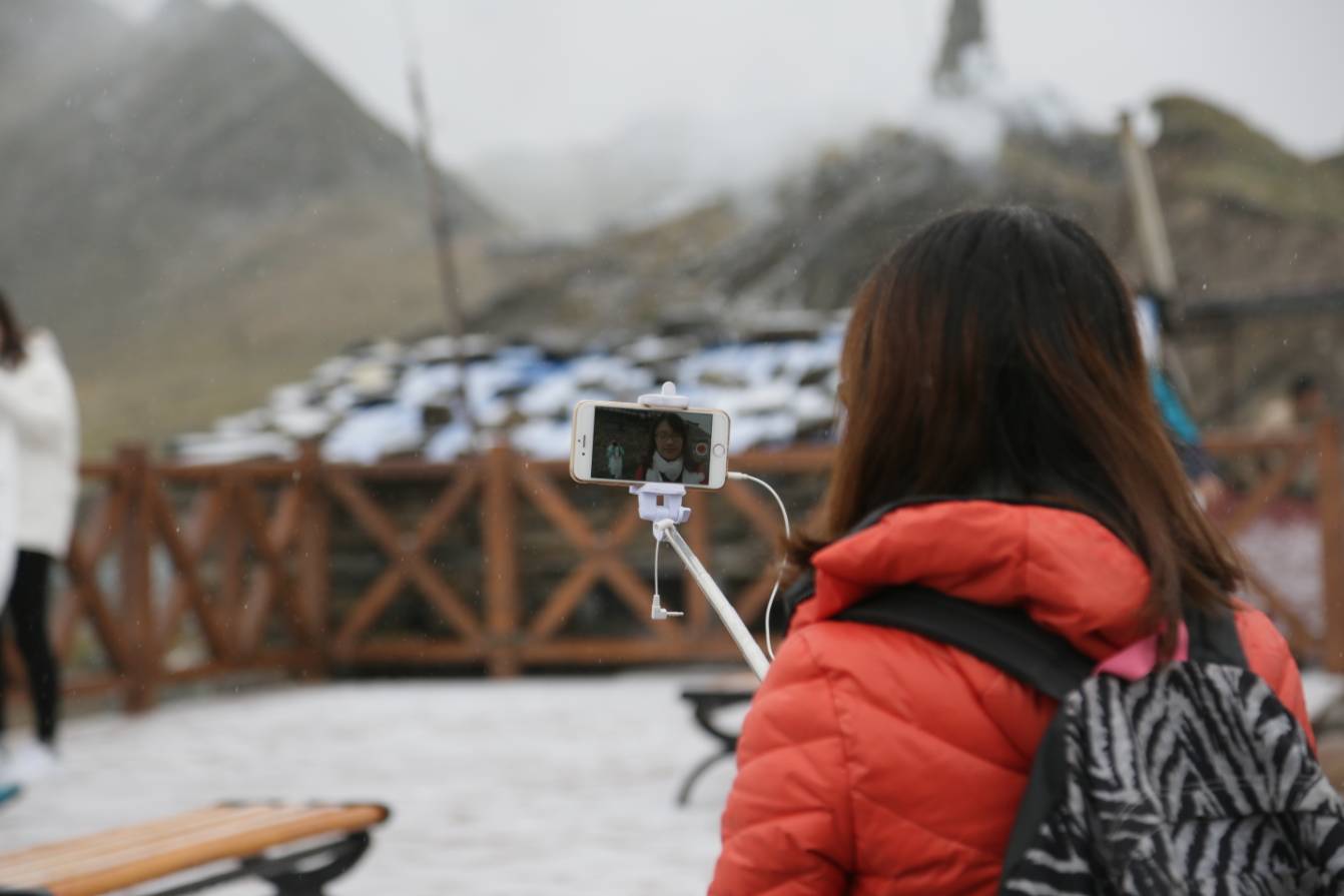 走過方知遠征難 網媒記者爬雪山