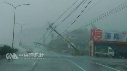 颱風“莫蘭蒂”襲臺致1死44傷 近百萬戶停電