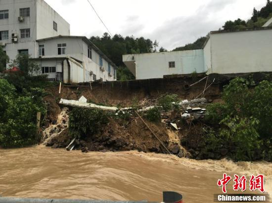 颱風“莫蘭蒂”攜暴雨來襲 浙江文成縣城多處被淹