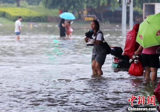 短時強降雨致三亞部分街道成“河”交通受阻