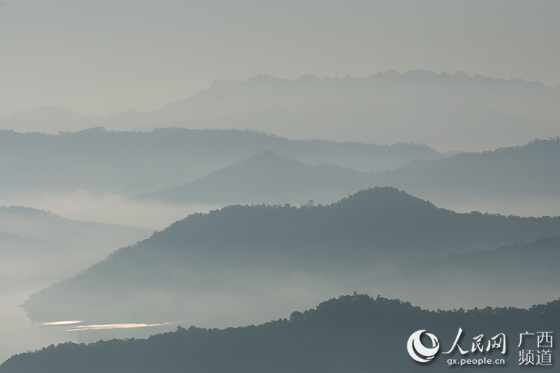 圖片默認標題_fororder_層巒疊嶂的山峰