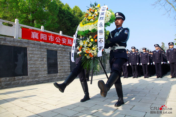 【CRI原創】【城市頻道滾動】【第一張做焦點圖】湖北襄陽公安清明時節緬英烈