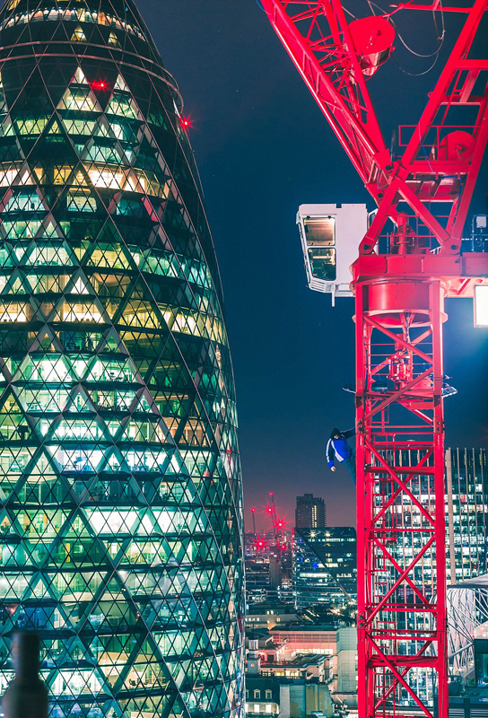 男子高樓邊緣另類視角拍倫敦夜景