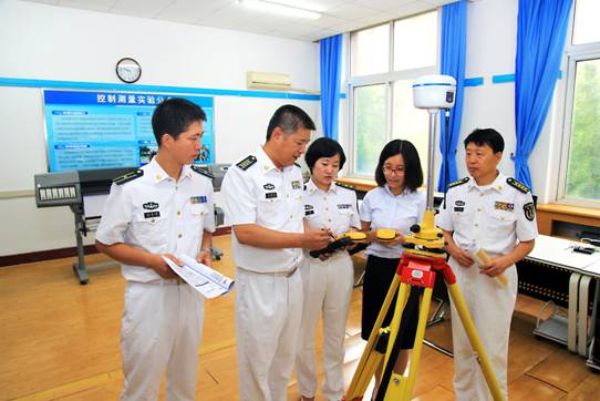 他們是:量天測海的“生力軍” 
——記海軍大連艦艇學院海洋測繪係青年教員群體