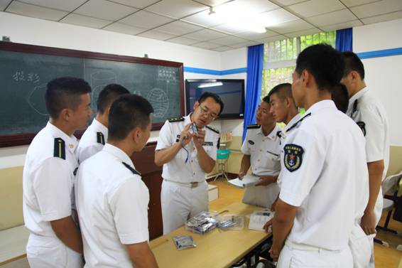 他們是:量天測海的“生力軍” 
——記海軍大連艦艇學院海洋測繪係青年教員群體