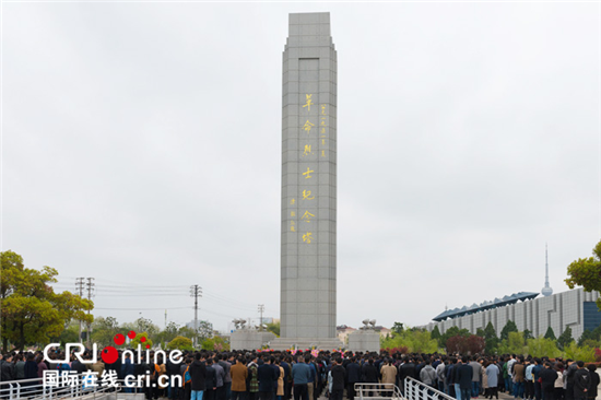 （供稿 社會廣角列表 三吳大地泰州 移動版）泰州海陵區領導和機關黨員幹部祭掃革命烈士陵園