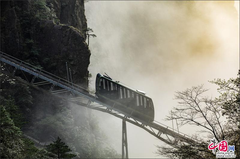 漫步黃山西海峽谷 觀石峰賞翠松身在雲中漾