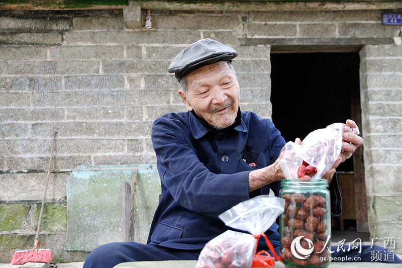 圖片默認標題_fororder_林鼎積老人麻利地往罐子裏裝棗子_副本