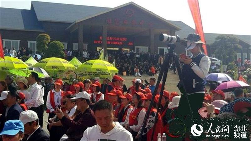 【汽車旅遊圖片 最後一張做封面】【隨州】【主頁標題】湖北隨縣第二屆牡丹文化旅遊節開幕【內容頁標題】湖北隨縣第二屆牡丹文化旅遊節開幕 引萬人爭相賞花