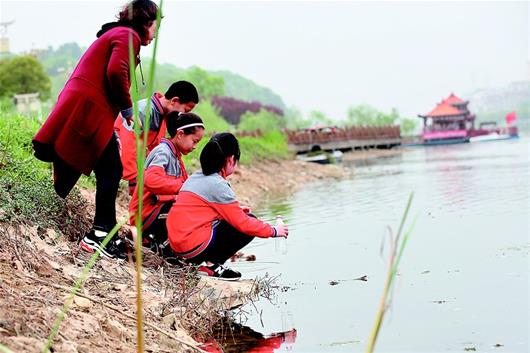 【民生教育圖片】【宜昌】【主頁標題】宜昌將生態教育納入地方課程【內容頁標題】培育“生態小公民”提升市民生態文明素養 宜昌將生態教育納入地方課程