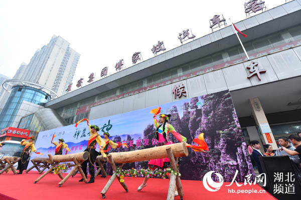 【汽車旅遊圖片】【神農架】【主頁標題】“武漢—神農架”旅遊直通車開通【內容頁標題】“武漢—神農架”旅遊直通車開通 天天發班一人也成行